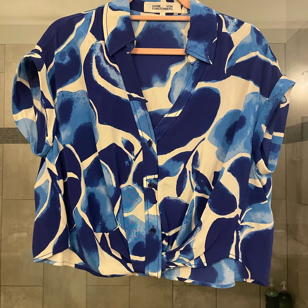 DVF - Blue and white Button Down Shirt with Notched Collar